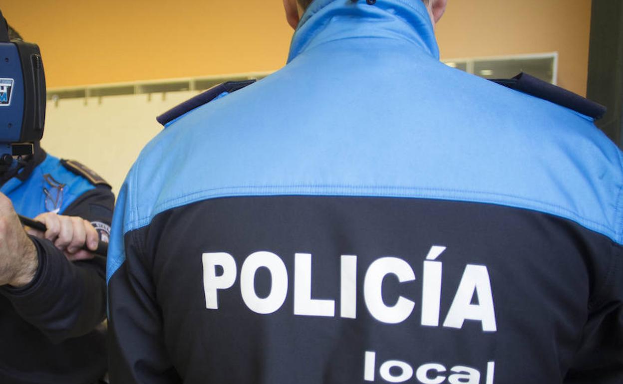 Un conductor ebrio y con el carnet retirado se estrella contra una rotonda en Gijón