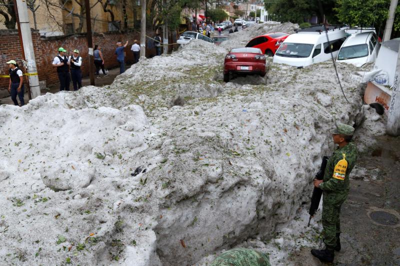 Más de 200 casas afectadas y decenas de coches sepultados. Son las consecuencias más visibles de la increíble granizada que afectó este domingo a la ciudad mexicana de Guadalajara, donde se registraron acumulaciones de hasta metro y medio.