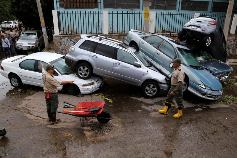 Más de 200 casas afectadas y decenas de coches sepultados. Son las consecuencias más visibles de la increíble granizada que afectó este domingo a la ciudad mexicana de Guadalajara, donde se registraron acumulaciones de hasta metro y medio.