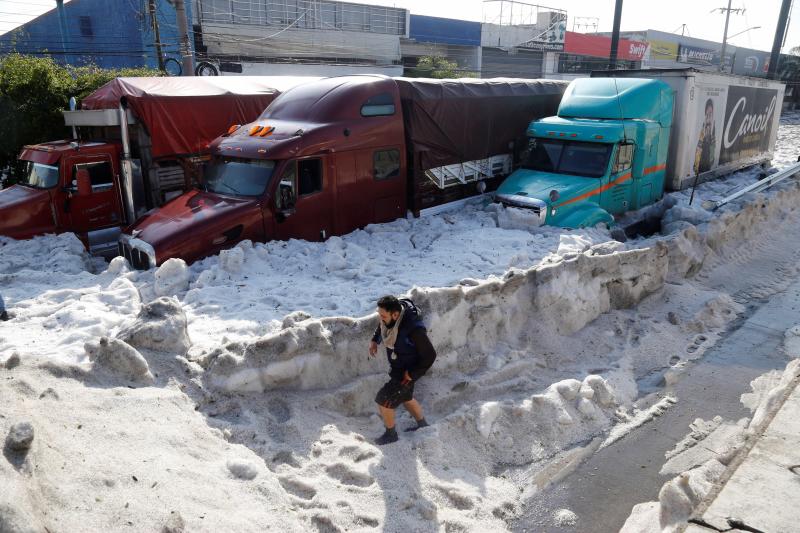 Más de 200 casas afectadas y decenas de coches sepultados. Son las consecuencias más visibles de la increíble granizada que afectó este domingo a la ciudad mexicana de Guadalajara, donde se registraron acumulaciones de hasta metro y medio.