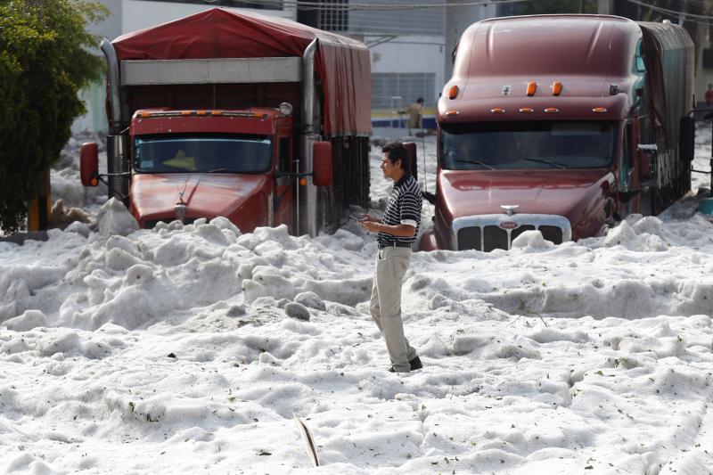 Más de 200 casas afectadas y decenas de coches sepultados. Son las consecuencias más visibles de la increíble granizada que afectó este domingo a la ciudad mexicana de Guadalajara, donde se registraron acumulaciones de hasta metro y medio.