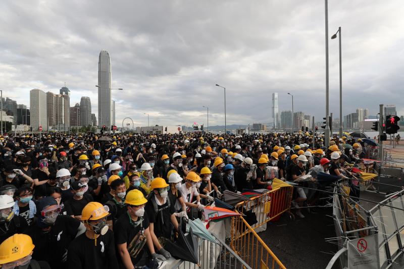 Nueva jornada de movilizaciones en Hong Kong contra la propuesta de Ley de Extradición, que abre la posibilidad de enviar a delincuentes a la China continental. La ola de indignación ha llevado a decenas de manifestante a asaltar el parlamento tras romper las puertas.