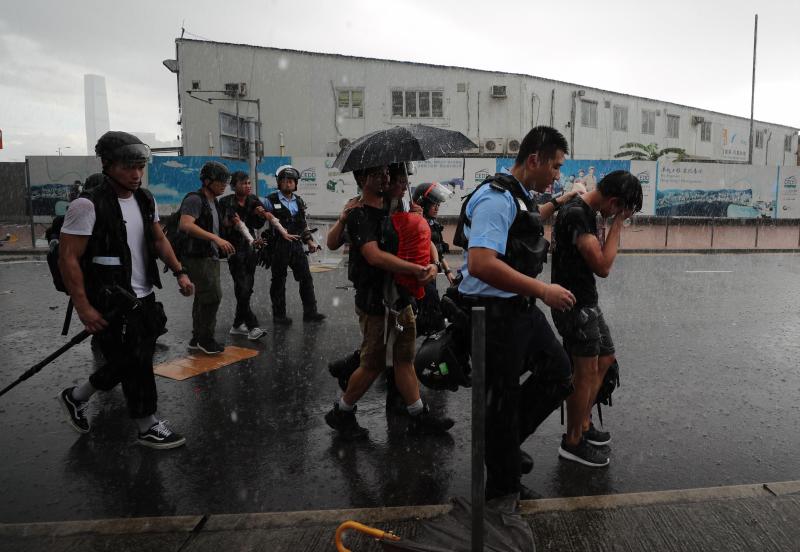 Nueva jornada de movilizaciones en Hong Kong contra la propuesta de Ley de Extradición, que abre la posibilidad de enviar a delincuentes a la China continental. La ola de indignación ha llevado a decenas de manifestante a asaltar el parlamento tras romper las puertas.