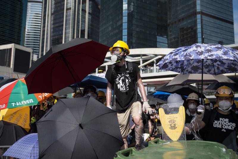 Nueva jornada de movilizaciones en Hong Kong contra la propuesta de Ley de Extradición, que abre la posibilidad de enviar a delincuentes a la China continental. La ola de indignación ha llevado a decenas de manifestante a asaltar el parlamento tras romper las puertas.