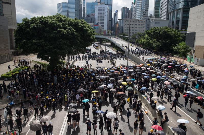 Nueva jornada de movilizaciones en Hong Kong contra la propuesta de Ley de Extradición, que abre la posibilidad de enviar a delincuentes a la China continental. La ola de indignación ha llevado a decenas de manifestante a asaltar el parlamento tras romper las puertas.