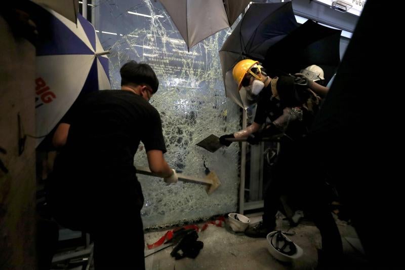 Nueva jornada de movilizaciones en Hong Kong contra la propuesta de Ley de Extradición, que abre la posibilidad de enviar a delincuentes a la China continental. La ola de indignación ha llevado a decenas de manifestante a asaltar el parlamento tras romper las puertas.