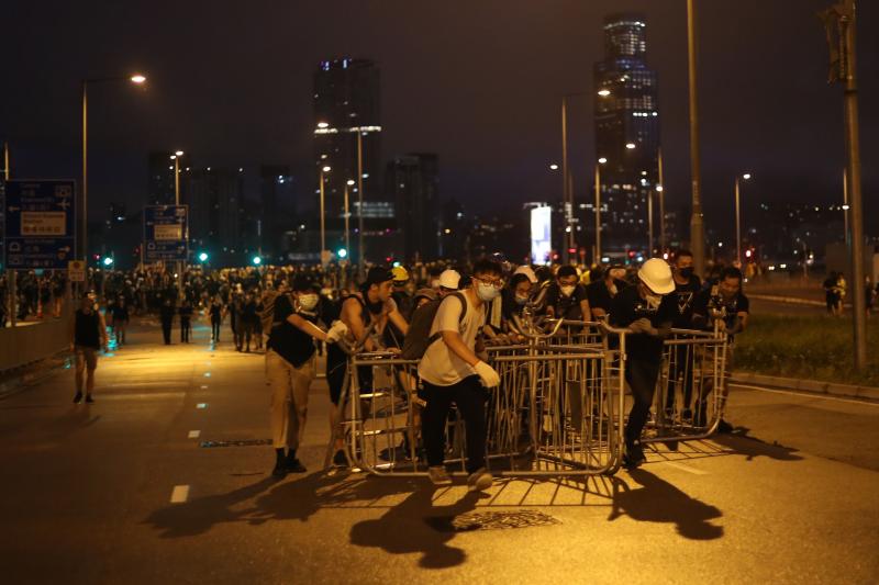 Nueva jornada de movilizaciones en Hong Kong contra la propuesta de Ley de Extradición, que abre la posibilidad de enviar a delincuentes a la China continental. La ola de indignación ha llevado a decenas de manifestante a asaltar el parlamento tras romper las puertas.