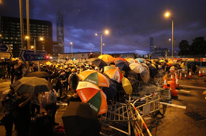 Nueva jornada de movilizaciones en Hong Kong contra la propuesta de Ley de Extradición, que abre la posibilidad de enviar a delincuentes a la China continental. La ola de indignación ha llevado a decenas de manifestante a asaltar el parlamento tras romper las puertas.