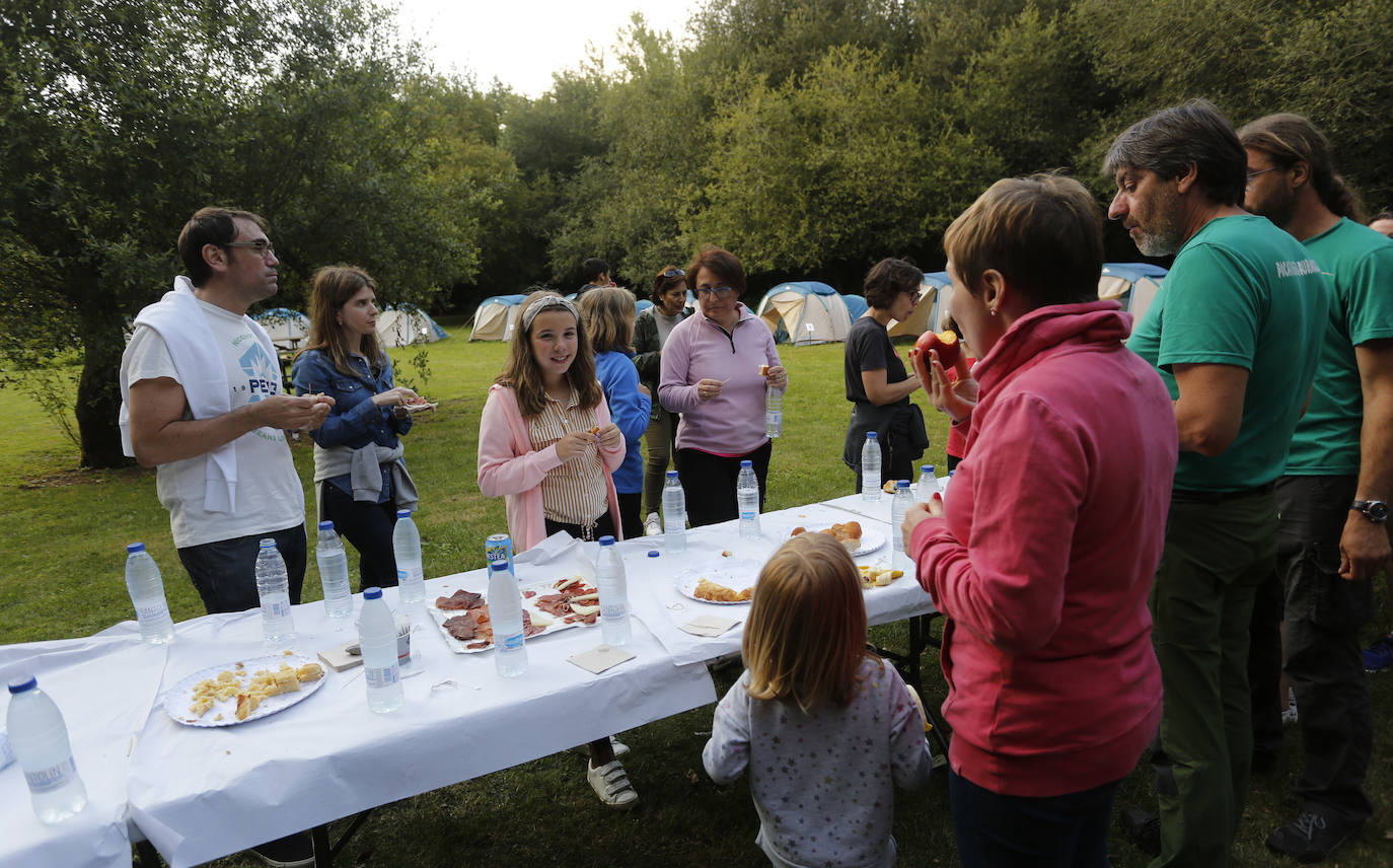 Medio centenar de personas, repartidas en quince tiendas de campaña, estrenaron este lunes una nueva edición de Aventura Nocturna, una actividad del Jardín Botánico que cumple ocho años.