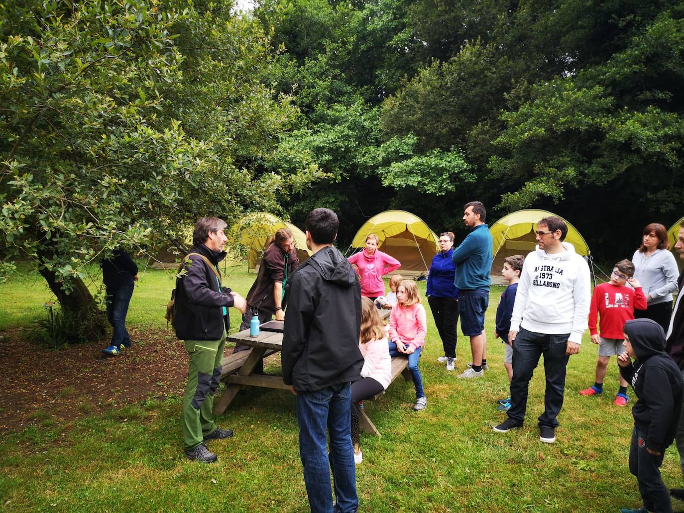 Medio centenar de personas, repartidas en quince tiendas de campaña, estrenaron este lunes una nueva edición de Aventura Nocturna, una actividad del Jardín Botánico que cumple ocho años.