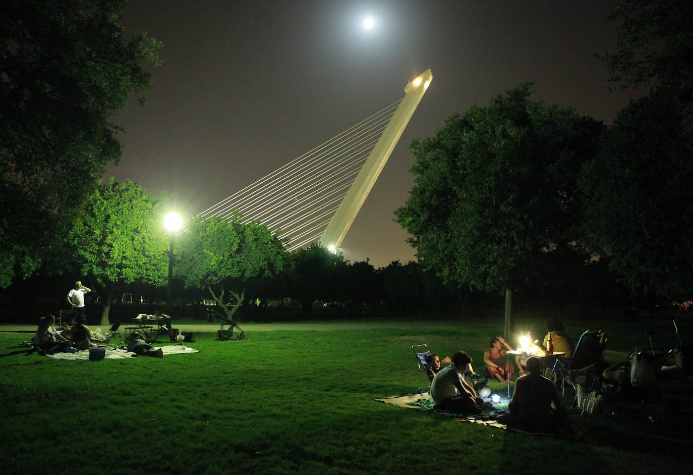 5. Sevilla destina cada año 48 millones de euros al cuidado de sus zonas verdes. Entre los más grandes están el Parque del Alamillo, con más de un millón de metros cuadrados, que cuenta con lagos, zonas para picnic y ferrocarril. Otros parques a visitar son el del Tamarguillo, el de Miraflores o el de María Luisa, según el ranking de Holidu.