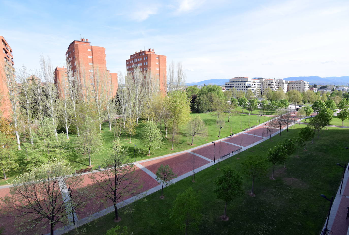 6. En un paseo por Logroño se pueden encontrar más de 200 especies de árboles. El parque más grande es el de la Ribera, que cuenta con un lago artificial, un mirador y es uno de los preferidos para la práctica de deporte. Tampoco hay que olvidarse del Parque de los Enamorados, que ofrece unas espectaculares vistas de la ciudad, y el Parque del Ebro, según el ranking de Holidu.