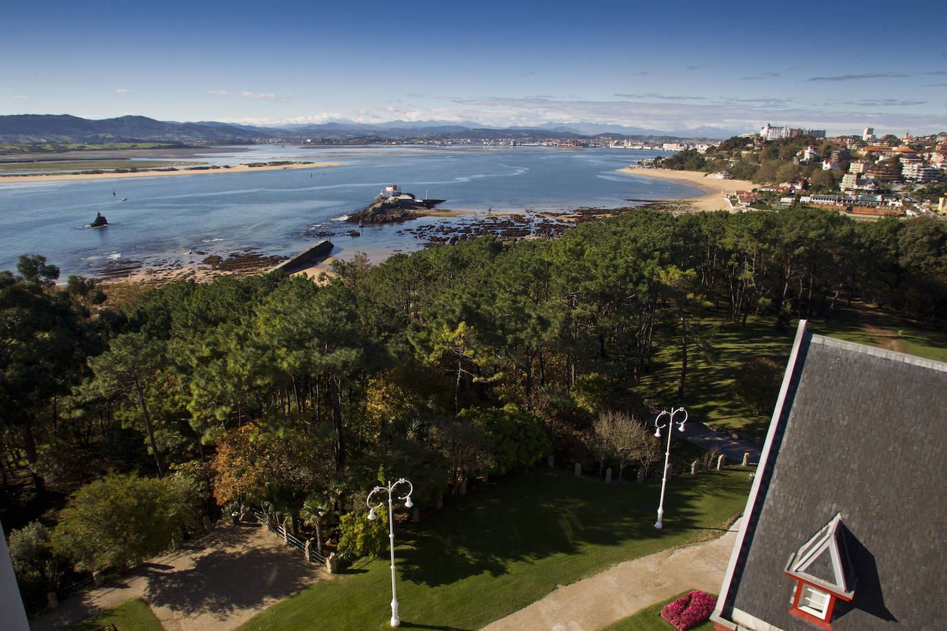 8. Santander es una ciudad que presume de tener playas y amplias zonas verdes. El mayor pulmón de la ciudad es el Parque Atlántico de las Llamas (609.194 m²), seguido por el Parque de La Magdalena (288.042 m²) y el Parque de La Remonta (286.333 m²), según el ranking de Holidu.