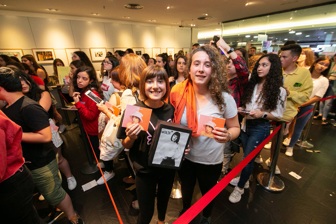 Nervios a flor de piel y muchos besos, abrazos y sonrisas en el encuentro que la cantante Natalia Lacunza, finalista de la última edición de 'Operación Triunfo', ha tenido con sus seguidores en Fnac Asturias (Siero), donde ha firmado ejemplares de su trabajo 'Otras alas'. La 'triunfita' se ha prestado a posar para todas las fotos que le han reclamado sus fans, que le han hecho un buen número de regalos, entre ellos, alguna botella de sidra. 
