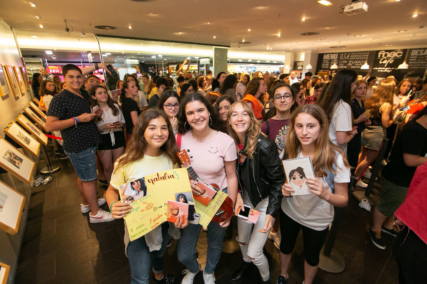 Nervios a flor de piel y muchos besos, abrazos y sonrisas en el encuentro que la cantante Natalia Lacunza, finalista de la última edición de 'Operación Triunfo', ha tenido con sus seguidores en Fnac Asturias (Siero), donde ha firmado ejemplares de su trabajo 'Otras alas'. La 'triunfita' se ha prestado a posar para todas las fotos que le han reclamado sus fans, que le han hecho un buen número de regalos, entre ellos, alguna botella de sidra. 