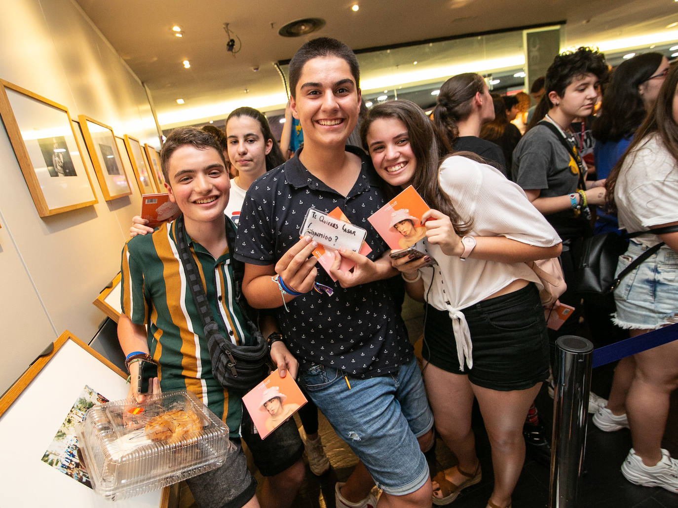 Nervios a flor de piel y muchos besos, abrazos y sonrisas en el encuentro que la cantante Natalia Lacunza, finalista de la última edición de 'Operación Triunfo', ha tenido con sus seguidores en Fnac Asturias (Siero), donde ha firmado ejemplares de su trabajo 'Otras alas'. La 'triunfita' se ha prestado a posar para todas las fotos que le han reclamado sus fans, que le han hecho un buen número de regalos, entre ellos, alguna botella de sidra. 
