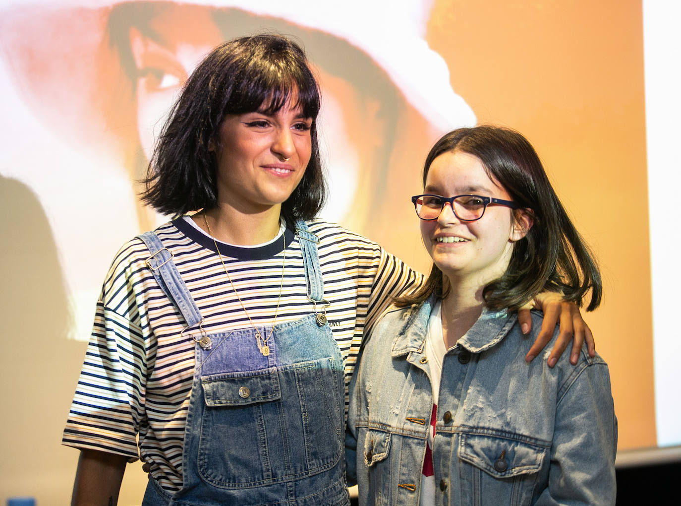 Nervios a flor de piel y muchos besos, abrazos y sonrisas en el encuentro que la cantante Natalia Lacunza, finalista de la última edición de 'Operación Triunfo', ha tenido con sus seguidores en Fnac Asturias (Siero), donde ha firmado ejemplares de su trabajo 'Otras alas'. La 'triunfita' se ha prestado a posar para todas las fotos que le han reclamado sus fans, que le han hecho un buen número de regalos, entre ellos, alguna botella de sidra. 
