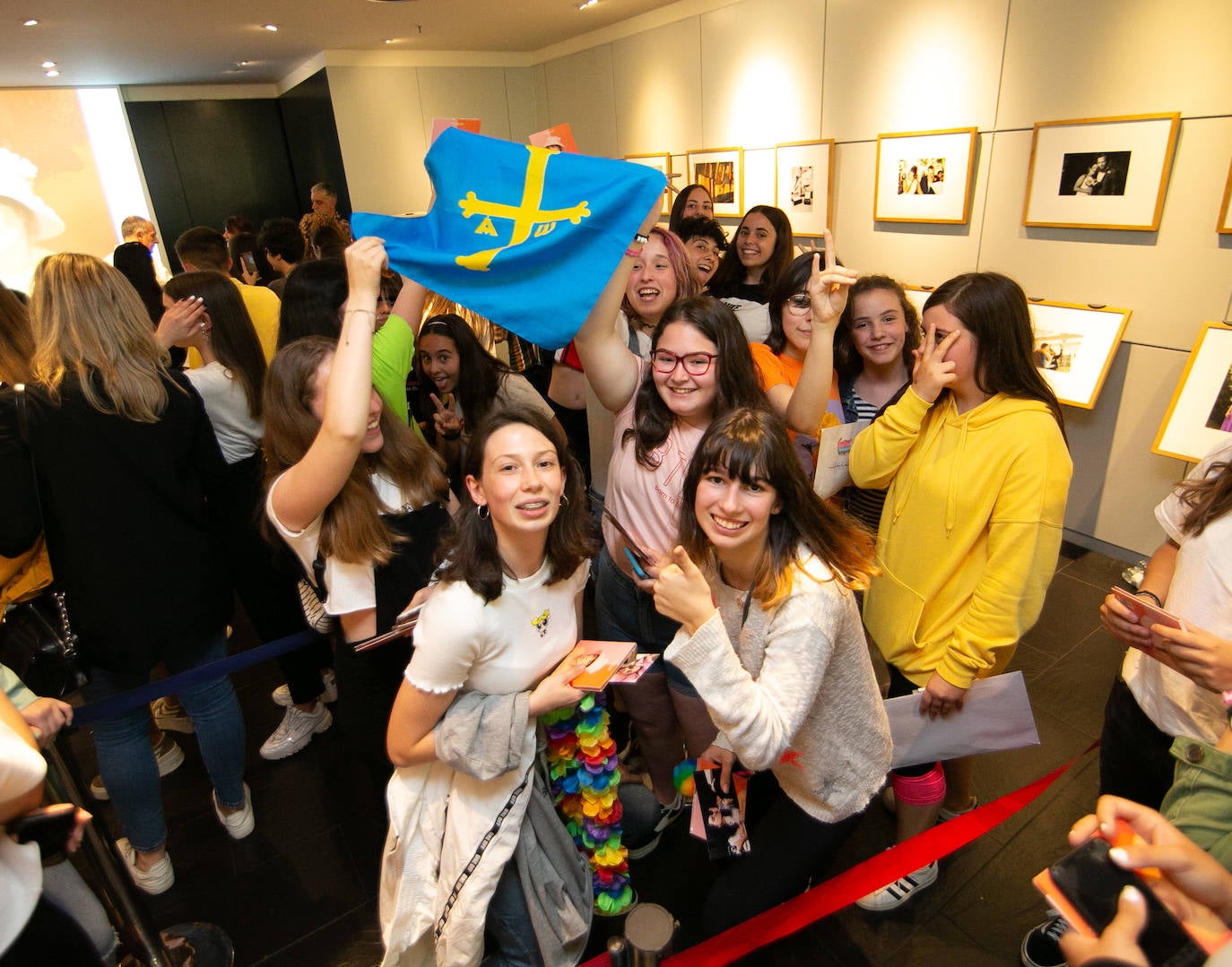 Nervios a flor de piel y muchos besos, abrazos y sonrisas en el encuentro que la cantante Natalia Lacunza, finalista de la última edición de 'Operación Triunfo', ha tenido con sus seguidores en Fnac Asturias (Siero), donde ha firmado ejemplares de su trabajo 'Otras alas'. La 'triunfita' se ha prestado a posar para todas las fotos que le han reclamado sus fans, que le han hecho un buen número de regalos, entre ellos, alguna botella de sidra. 