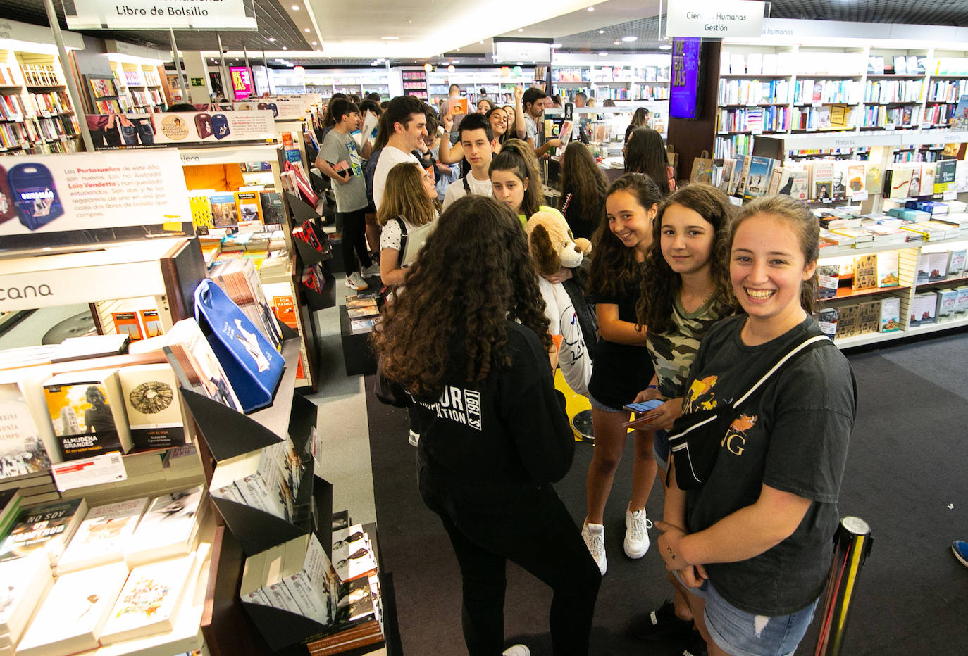 Nervios a flor de piel y muchos besos, abrazos y sonrisas en el encuentro que la cantante Natalia Lacunza, finalista de la última edición de 'Operación Triunfo', ha tenido con sus seguidores en Fnac Asturias (Siero), donde ha firmado ejemplares de su trabajo 'Otras alas'. La 'triunfita' se ha prestado a posar para todas las fotos que le han reclamado sus fans, que le han hecho un buen número de regalos, entre ellos, alguna botella de sidra. 