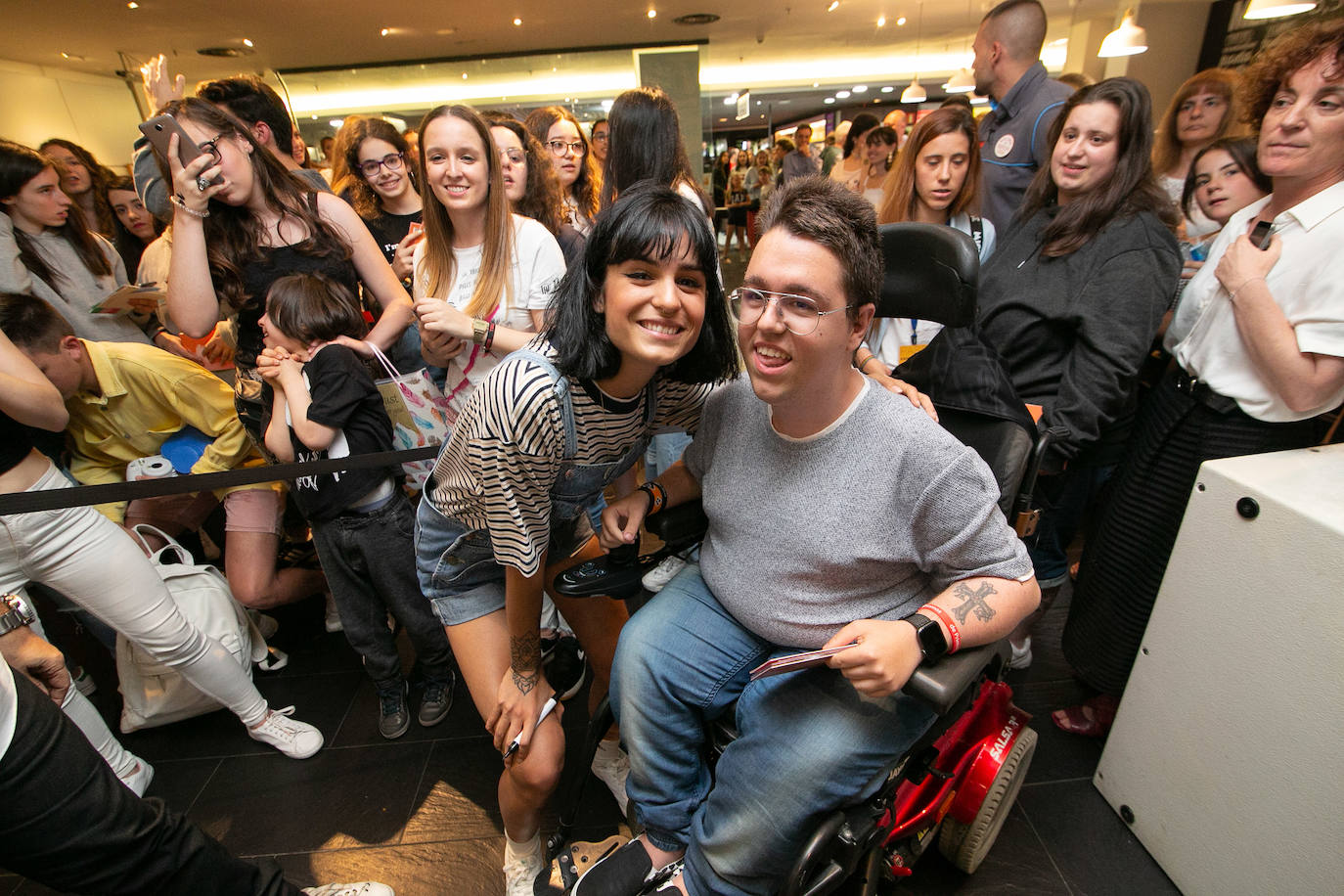 Nervios a flor de piel y muchos besos, abrazos y sonrisas en el encuentro que la cantante Natalia Lacunza, finalista de la última edición de 'Operación Triunfo', ha tenido con sus seguidores en Fnac Asturias (Siero), donde ha firmado ejemplares de su trabajo 'Otras alas'. La 'triunfita' se ha prestado a posar para todas las fotos que le han reclamado sus fans, que le han hecho un buen número de regalos, entre ellos, alguna botella de sidra. 