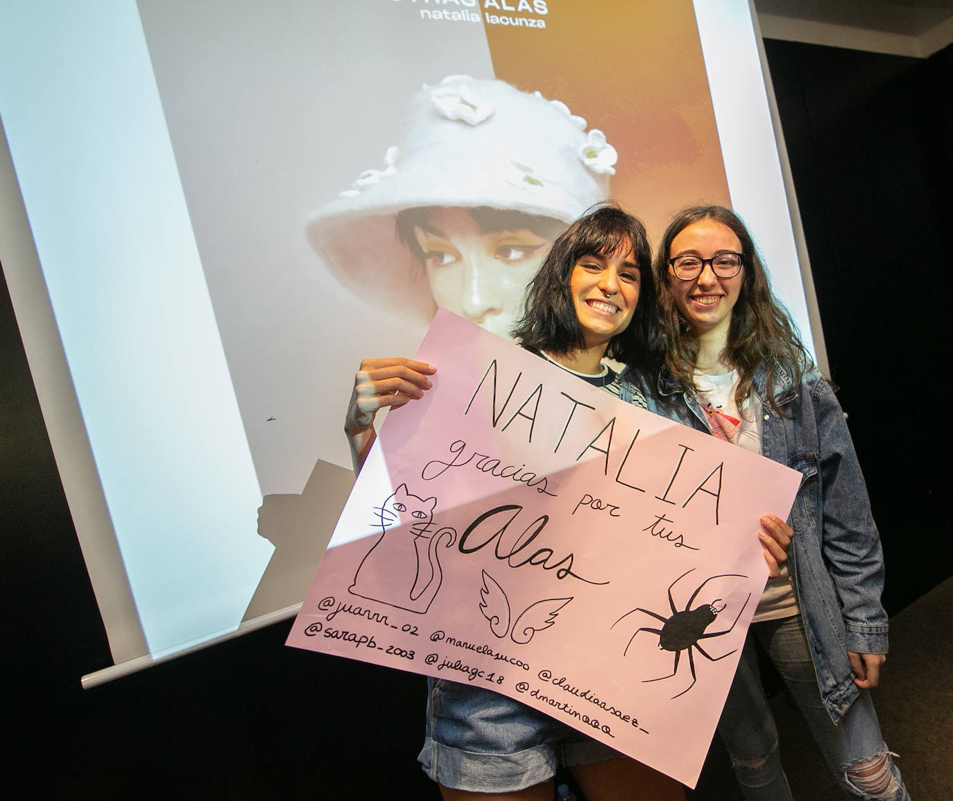 Nervios a flor de piel y muchos besos, abrazos y sonrisas en el encuentro que la cantante Natalia Lacunza, finalista de la última edición de 'Operación Triunfo', ha tenido con sus seguidores en Fnac Asturias (Siero), donde ha firmado ejemplares de su trabajo 'Otras alas'. La 'triunfita' se ha prestado a posar para todas las fotos que le han reclamado sus fans, que le han hecho un buen número de regalos, entre ellos, alguna botella de sidra. 