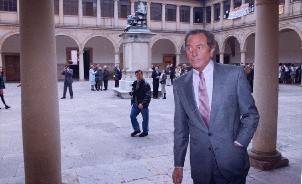 Arturo Fernández está considerado uno de los grandes galanes de la escena española. Muy implicado con su Asturias del alma, a continuación hacemos un repaso fotográfico por su carrera.