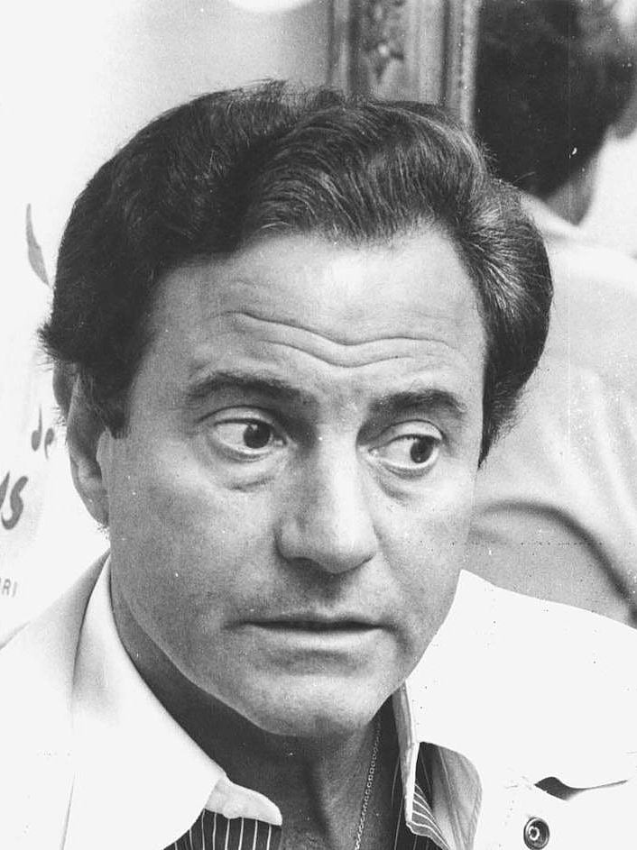 Arturo Fernández está considerado uno de los grandes galanes de la escena española. Muy implicado con su Asturias del alma, a continuación hacemos un repaso fotográfico por su carrera.