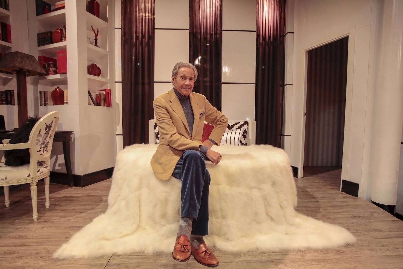 Arturo Fernández está considerado uno de los grandes galanes de la escena española. Muy implicado con su Asturias del alma, a continuación hacemos un repaso fotográfico por su carrera.