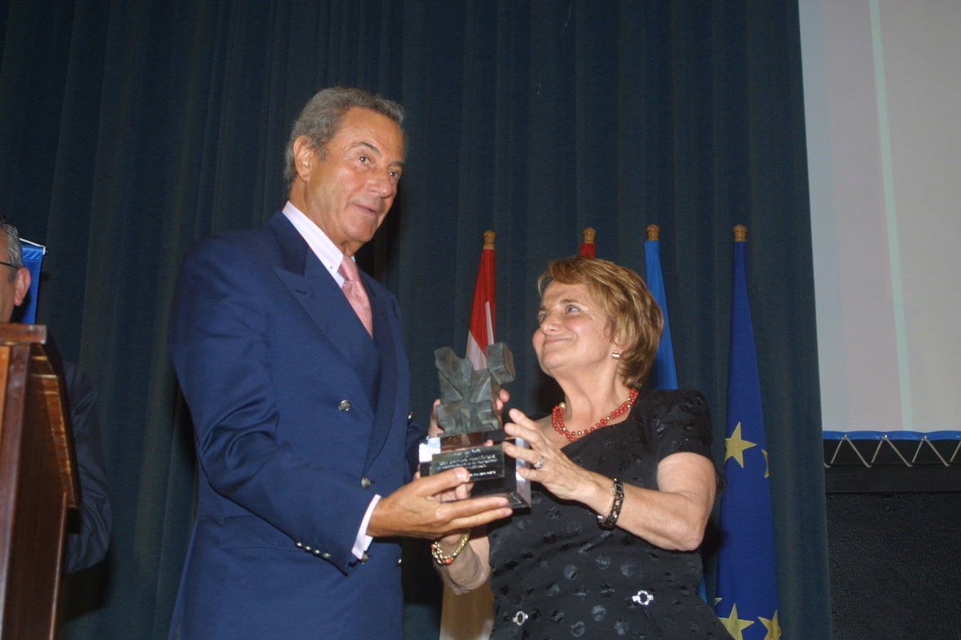 Arturo Fernández está considerado uno de los grandes galanes de la escena española. Muy implicado con su Asturias del alma, a continuación hacemos un repaso fotográfico por su carrera.