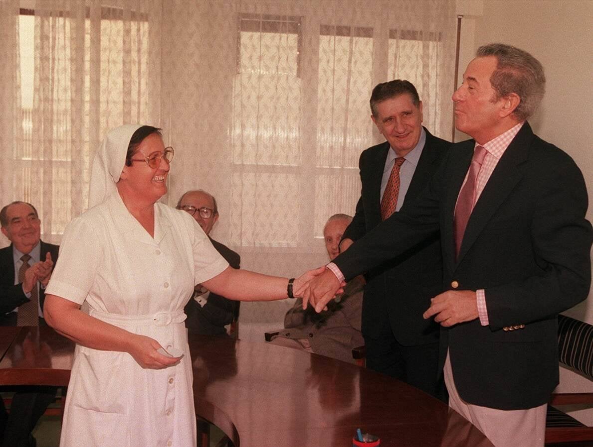 Arturo Fernández está considerado uno de los grandes galanes de la escena española. Muy implicado con su Asturias del alma, a continuación hacemos un repaso fotográfico por su carrera.