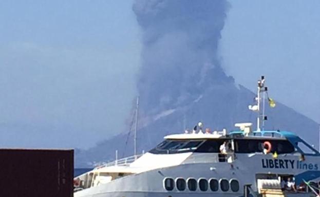 Imagen principal - Un muerto por la erupción del volcán Estrómboli en Italia