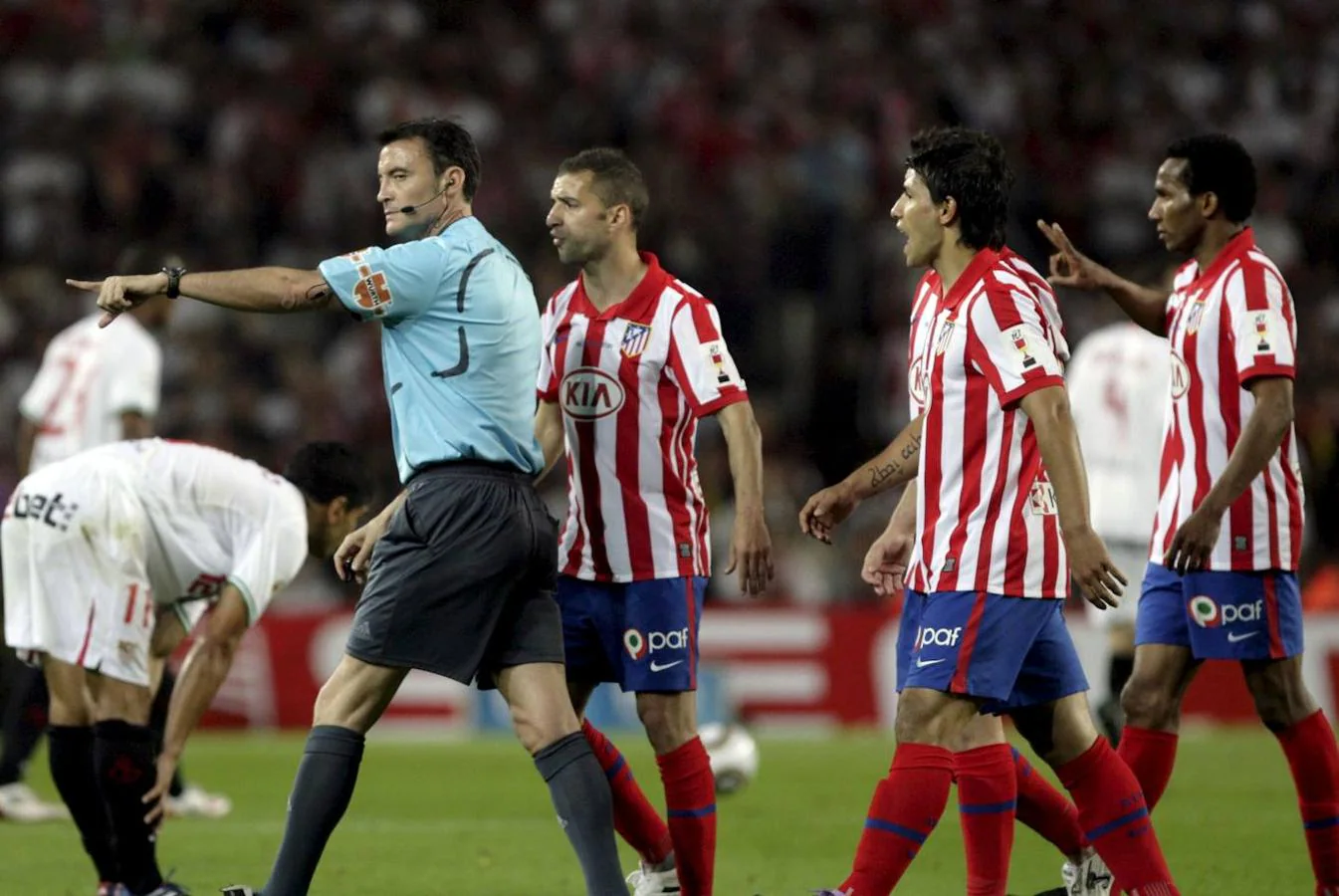 El árbitro asturiano Enrique Mejuto González durante la final de Copa del Rey en 2010 que disputaron el Sevilla y el Atlético de Madrid en el estadio Nou Camp y que significa el último encuentro en su dilatada carrera como colegiado internaciona