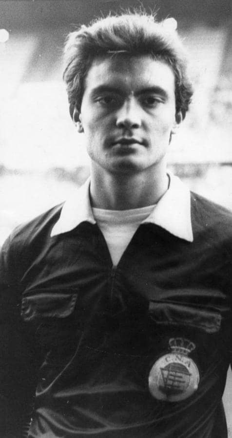 Manuel Enrique Mejuto Gonzalez, árbitro de fútbol asturiano, en su etapa juvenil (1990). 