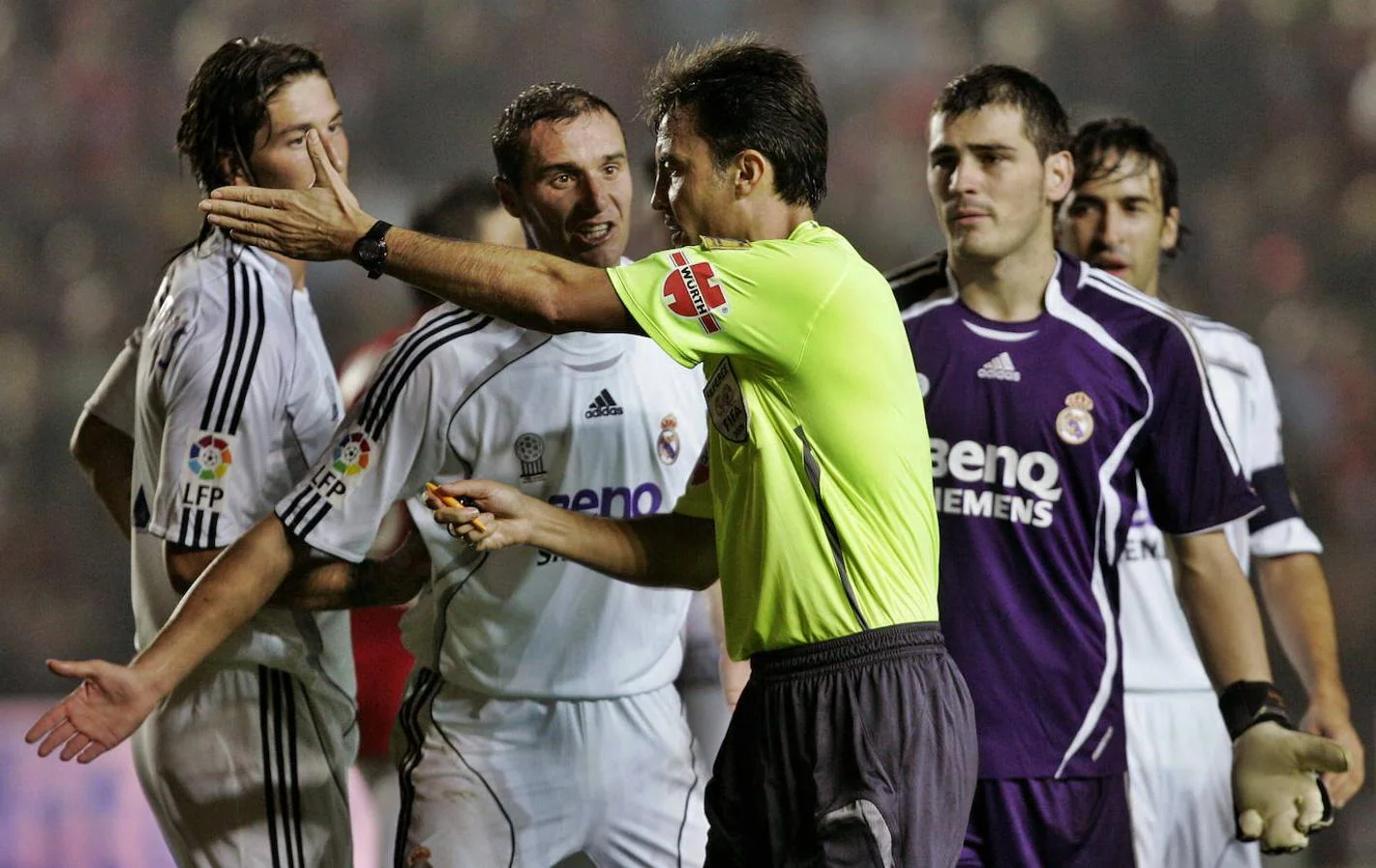 Los jugadores del Real Madrid, Sergio Ramos (i), Ivan Helguera (2i), e Iker Casillas (d), protestan al arbitro Manuel Enrique Mejuto Gonzalez el penalti pitado a favor del Gimnastic de Tarragona, durante el partido que enfrentó a ambos equipos en el Nou Estadi de Tarragona en 2006.