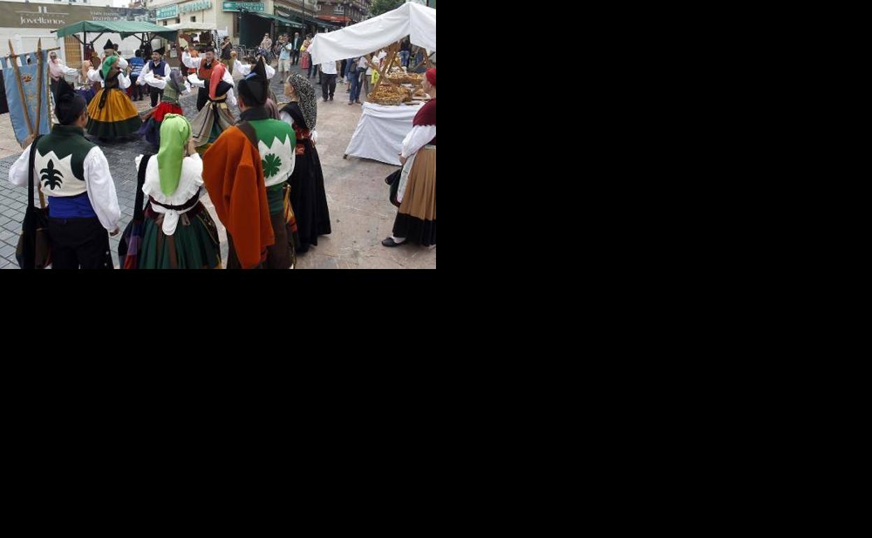 Un juez de Oviedo abre diligencias contra el tripartito por la celebración del mercado de Gascona