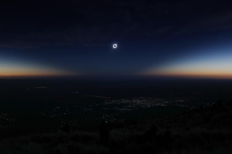 Miles de personas disfrutaron este 2 de julio del eclipse total de sol que sumió en la oscuridad una franja de 150 kilómetros entre el norte de Chile y el centro de Argentina. El próximo fenómeno de estas características tendrá lugar el 14 de diciembre del 2020.