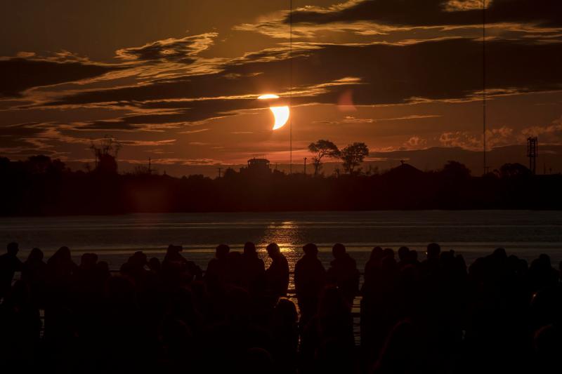 Miles de personas disfrutaron este 2 de julio del eclipse total de sol que sumió en la oscuridad una franja de 150 kilómetros entre el norte de Chile y el centro de Argentina. El próximo fenómeno de estas características tendrá lugar el 14 de diciembre del 2020.