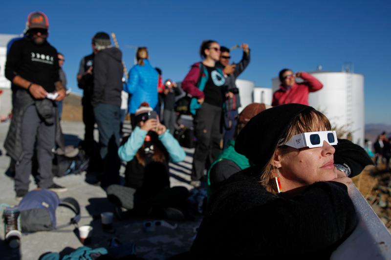 Miles de personas disfrutaron este 2 de julio del eclipse total de sol que sumió en la oscuridad una franja de 150 kilómetros entre el norte de Chile y el centro de Argentina. El próximo fenómeno de estas características tendrá lugar el 14 de diciembre del 2020.