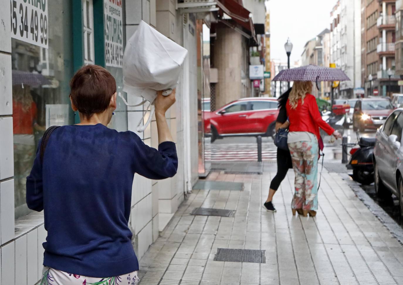 El tiempo no entiende de meses ni estaciones y, en pleno verano, ha descargado granizo sobre la capital del Principado de Asturias 