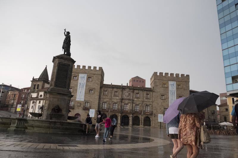 El tiempo no entiende de meses ni estaciones y, en pleno verano, ha descargado granizo sobre la capital del Principado de Asturias 