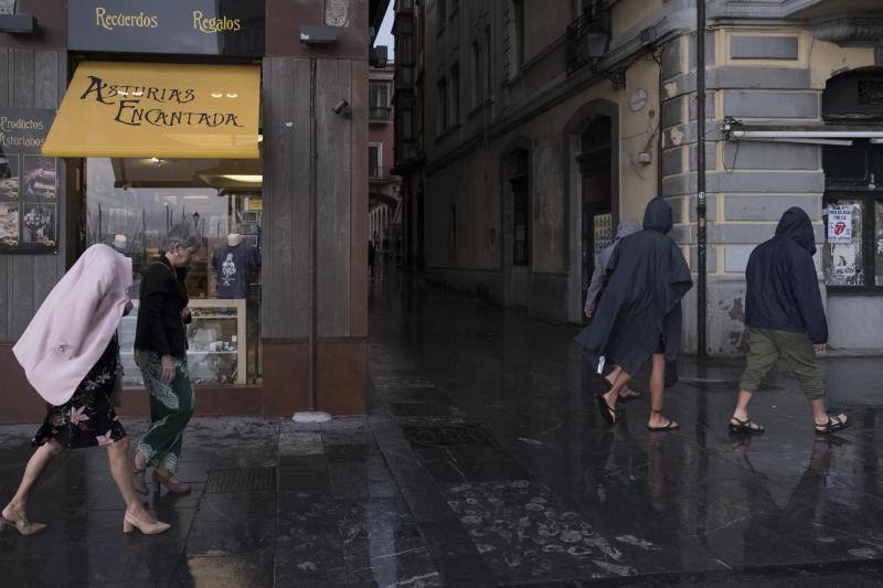 El tiempo no entiende de meses ni estaciones y, en pleno verano, ha descargado granizo sobre la capital del Principado de Asturias 