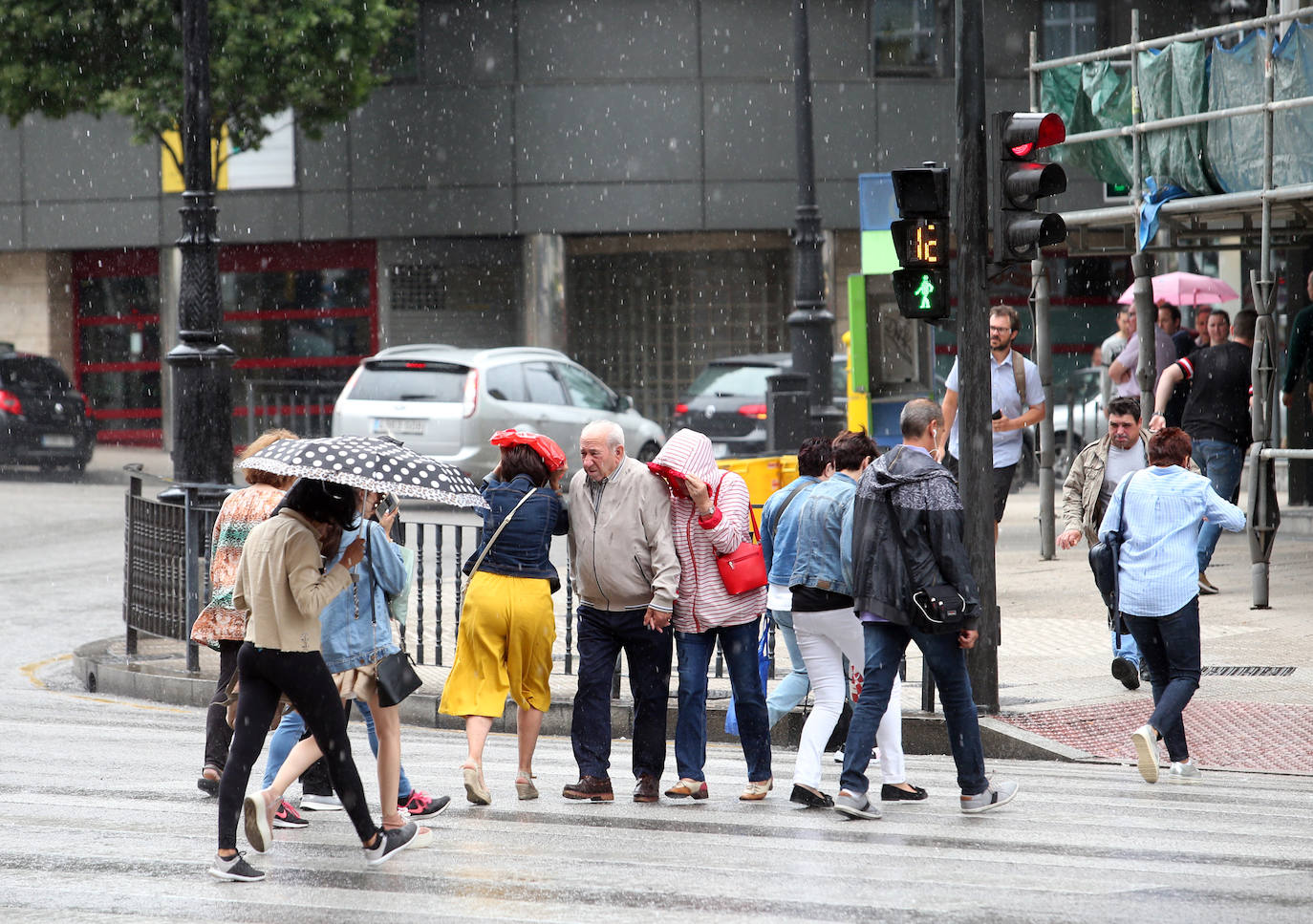 Momento de la granizada caída en Oviedo el 3 de julio