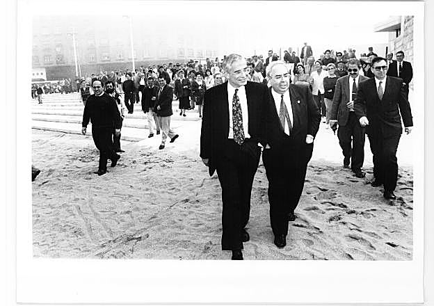 José Borrell y Vicente Álvarez Areces, en la inauguración de la playa de Poniente, en 1995. 