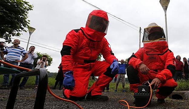 Dos participantes en el curso de manejo de artefactos P2 detonan una carga. :: fotos: Pablo Lorenzana
