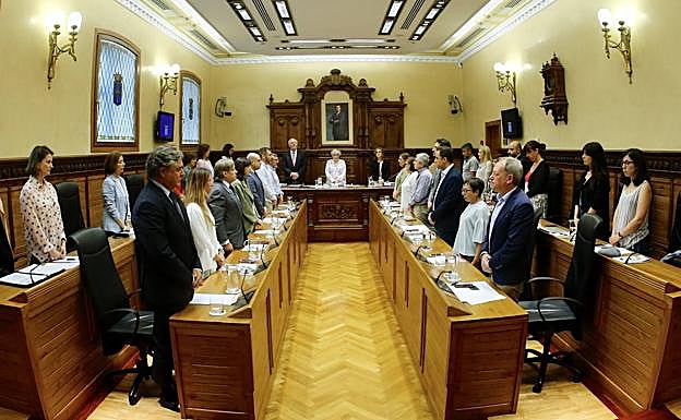 El Pleno comenzó con un minuto de silencio por el actor gijonés, Arturo Fernández.