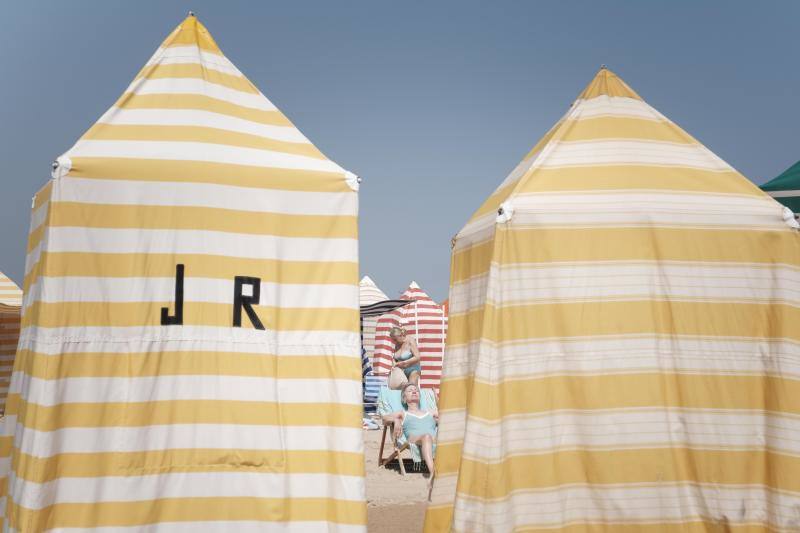 Los asturianos recurrieron a todas las maneras posibles para refrescarse en una jornada marcada por las altas temperaturas. Algunos se acercaron hasta las playas o piscinas, mientras que otros se conformaron con disfrutar de las terrazas.