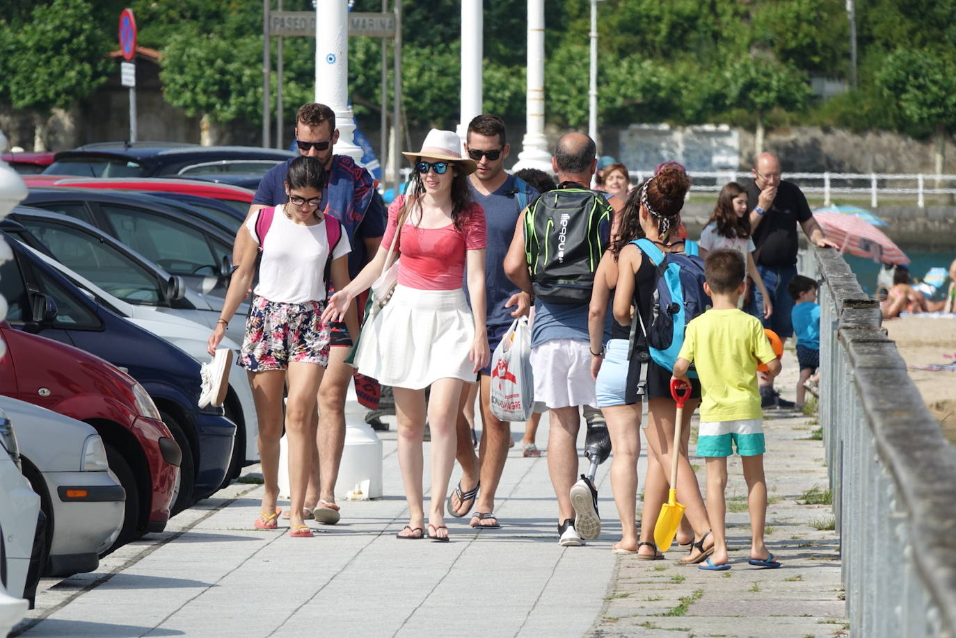 Los asturianos recurrieron a todas las maneras posibles para refrescarse en una jornada marcada por las altas temperaturas. Algunos se acercaron hasta las playas o piscinas, mientras que otros se conformaron con disfrutar de las terrazas.
