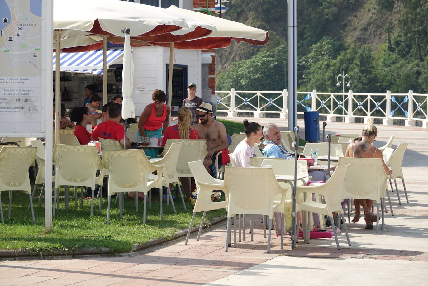 Los asturianos recurrieron a todas las maneras posibles para refrescarse en una jornada marcada por las altas temperaturas. Algunos se acercaron hasta las playas o piscinas, mientras que otros se conformaron con disfrutar de las terrazas.