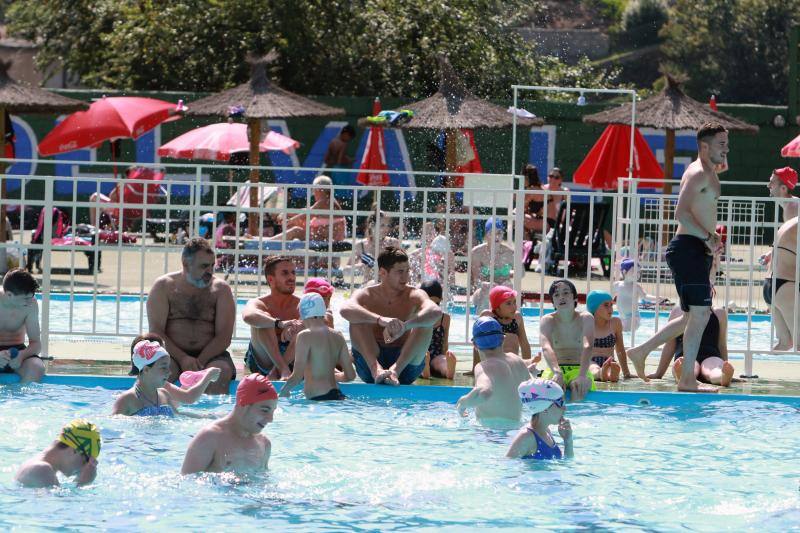 Los asturianos recurrieron a todas las maneras posibles para refrescarse en una jornada marcada por las altas temperaturas. Algunos se acercaron hasta las playas o piscinas, mientras que otros se conformaron con disfrutar de las terrazas.