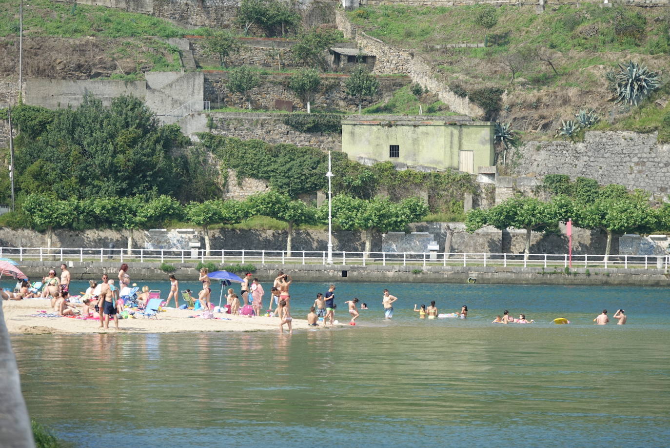 Los asturianos recurrieron a todas las maneras posibles para refrescarse en una jornada marcada por las altas temperaturas. Algunos se acercaron hasta las playas o piscinas, mientras que otros se conformaron con disfrutar de las terrazas.